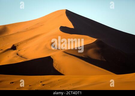 Dune di sabbia rossa sotto la luce del mattino a Sossusvlei, Namibia. Foto Stock