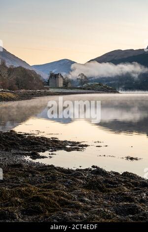 Castello di Dunderave su Loch Fyne, Argyll e Bute, Highlands della Scozia, Regno Unito, Europa Foto Stock