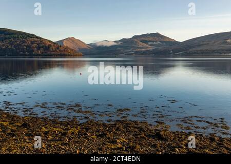 Loch Fyne all'alba, visto da Inveraray, Argyll e Bute, Highlands della Scozia, Regno Unito, Europa Foto Stock