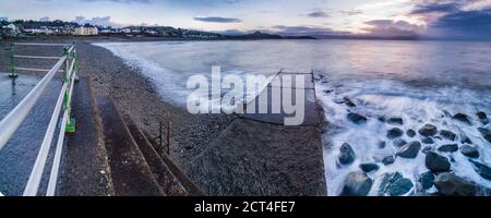 Molo di Criccieth Beach all'alba, Galles del Nord Foto Stock