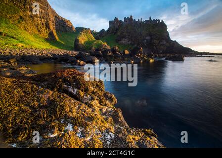 Spettacolare costa e Dunluce Castello antiche rovine paesaggio, contea di Antrim, Irlanda del Nord Foto Stock