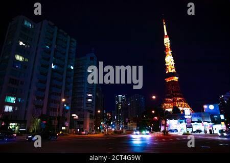 Traversata notturna dietro l'alta torre di Tokyo Foto Stock