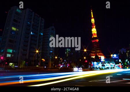 Traversata notturna dietro l'alta torre di Tokyo Foto Stock
