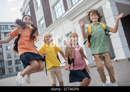 Scolari che giocano nel cortile della scuola e che si sono goduti Foto Stock