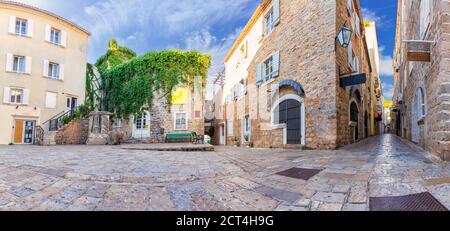 Strade vuote della città vecchia di Budva, panorama mattutino, Montenegro Foto Stock