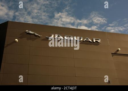 Jaguar firma sulla parete della concessionaria in Breakfast Creek Road, Newstead, Queensland Foto Stock