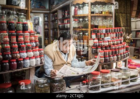 Bancarella di mercato, Varanasi, Uttar Pradesh, India Foto Stock