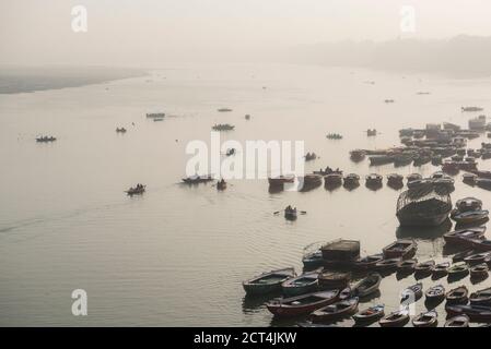 Barche sul fiume Gange all'alba, Varanasi, Utttar Pradesh, India Foto Stock