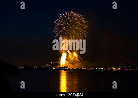 Fuochi d'artificio vicino al fiume Edogawabashi a Tokyo grandshot Foto Stock