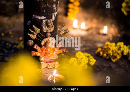 Candele in un tempio a Varanasi, Uttar Pradesh, India Foto Stock