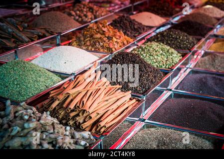 Spezie in vendita nel mercato delle spezie di Mapusa, Goa, India Foto Stock