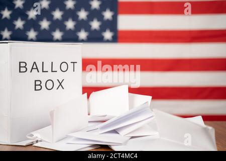 Voto Box con voti sul tavolo prima di contare con gli Stati Uniti Contrassegna come concetto di base del voto o del conteggio dei voti dopo Elezioni AMERICANE Foto Stock