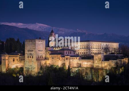 L'Alhambra visto da Albaicín, Granada, Andalusia, Spagna Foto Stock