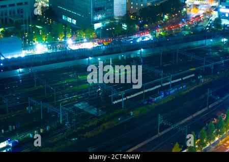 Una ferrovia notturna a Shinagawa Tokyo high angle lungo scatto Foto Stock