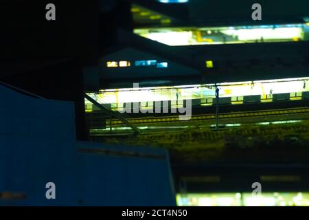 Una ferrovia notturna alla stazione di Shinagawa Tokyo alta inclinazione angolare Foto Stock