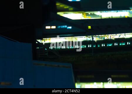 Una ferrovia notturna alla stazione di Shinagawa Tokyo alta inclinazione angolare Foto Stock