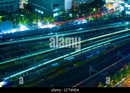 Una ferrovia notturna a Shinagawa Tokyo high angle lungo scatto Foto Stock