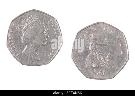 Primo piano di una moneta inglese da 50 Pence isolata uno sfondo bianco Foto Stock