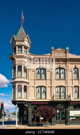 Torretta ad angolo e torre dell'orologio al Geiser Grand Hotel a Baker City, Oregon, Stati Uniti Foto Stock