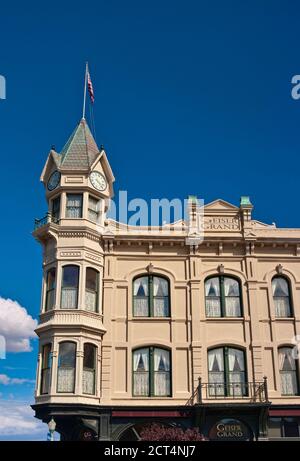 Torretta ad angolo e torre dell'orologio al Geiser Grand Hotel a Baker City, Oregon, Stati Uniti Foto Stock