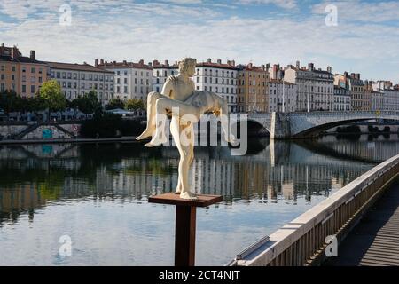 Il 10/09/2020, Lione, Auvergne-Rhône-Alpes, Francia. 'Il peso di un sé' statua di fronte al ponte pedonale del tribunale sulle rive del ri Foto Stock