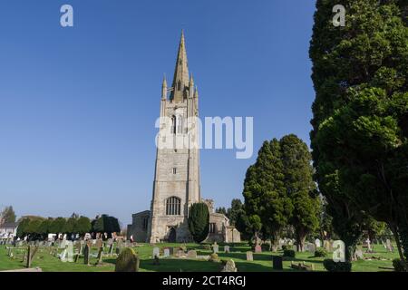 La chiesa di San Giacomo il Grande con la sua alta guglia perpendicolare, Hanslope, Buckinghamshire, Regno Unito Foto Stock