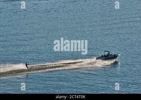 Sciatore d'acqua a Pineview Reservoir, lago artificiale a Ogden Valley, Wasatch Mountains, Utah, USA Foto Stock