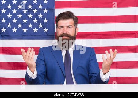 Uomo americano presentatore anchorman in studio, fresco concetto di notizie. Foto Stock