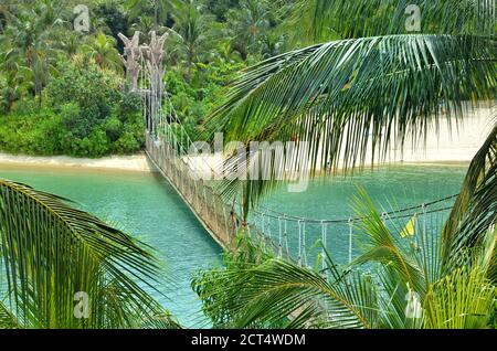 Ponte che collega Palawan Beach al punto più meridionale dell'Asia continentale Foto Stock