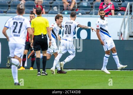 Goalschuetze Cebio SOUKOU (r., BI) si felicita con Ritsu DOAN (mi., BI) e Marcel HARTEL (BI) circa l'obiettivo di renderlo 1-0 per Arminia Bielefeld, calcio 1 Bundesliga, 1° giorno, Eintracht Francoforte (F) - Arminia Bielefeld (BI) 1: 1, il 19 settembre 2020 a Francoforte/Germania. ¬ | utilizzo in tutto il mondo Foto Stock