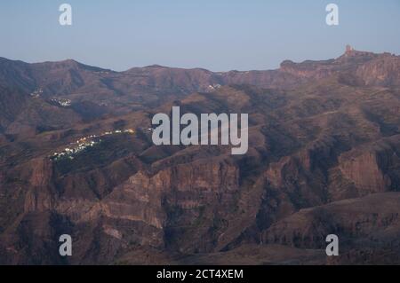 Roque Nublo e villaggio di El Toscon a sinistra al tramonto. Il Parco Rurale di Nublo. Tejeda. Gran Canaria. Isole Canarie. Spagna. Foto Stock