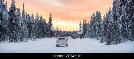 Cattive condizioni di guida su strade ghiacciate pericolose in condizioni invernali scivolose, ghiacciate e innevate in Lapponia, Finlandia, Europa Foto Stock