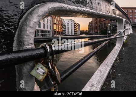 Tramonto sul canale Regents a Camden, Londra Foto Stock