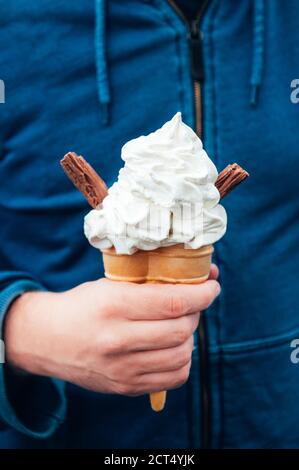 Gelato alla vaniglia morbido con bastone di cioccolato Foto Stock