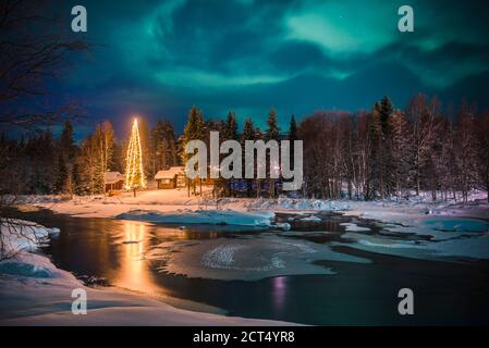 Aurora boreale sopra Akaslompolo, una piccola città della Lapponia finlandese, all'interno del Circolo polare Artico in Finlandia Foto Stock