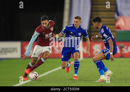 Dwight McNeil (11) di Burnley tiene la palla come Timothy Castagne (27) di Leicester City Pressures Foto Stock