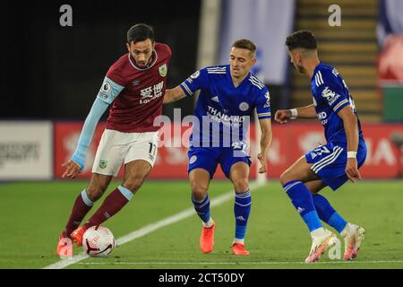 Dwight McNeil (11) di Burnley tiene la palla come Timothy Castagne (27) di Leicester City Pressures Foto Stock