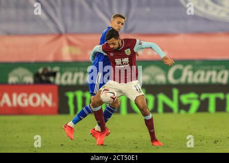 Dwight McNeil (11) di Burnley tiene la palla come Timothy Castagne (27) di Leicester City Pressures Foto Stock