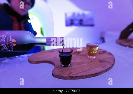 Ice bar per avere una bevanda alcolica fredda di tradizionale vodka finlandese in vacanza in Lapponia a Natale in Finlandia, Europa Foto Stock