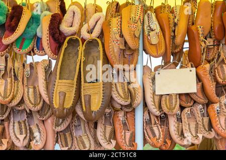 Calzature tradizionali in pelle Peasant dai Balcani Foto Stock