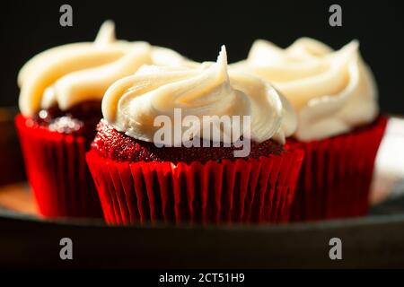 Cupcake di velluto rosso. Dettaglio closeup macro cibo sfondo. Foto Stock