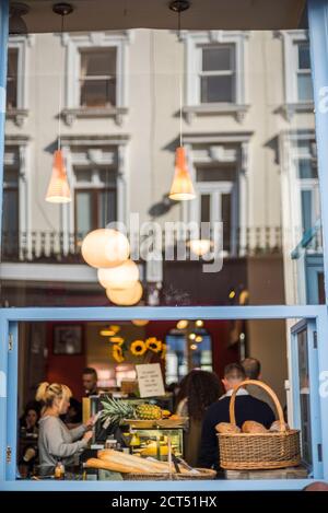 Cafe a Primrose Hill in Chalk Farm, London Borough of Camden, Londra, Inghilterra, Regno Unito Foto Stock