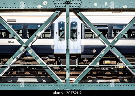 Metropolitana che attraversa Hugerford e Golden Jubilee Bridge, Londra, Inghilterra, Regno Unito Foto Stock