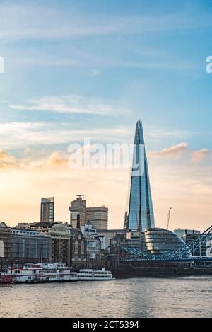 The Shard al tramonto, visto dietro il Tamigi, Tower Hamlets, Londra, Inghilterra Foto Stock