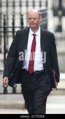 Il capo medico del governo Chris Whitty arriva a Downing Street, Londra, prima di un briefing per spiegare come il coronavirus si sta diffondendo nel Regno Unito e i potenziali scenari che potrebbero verificarsi con l'avvicinarsi dell'inverno. Foto Stock