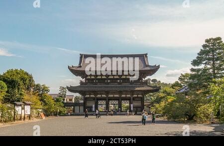 Tempio Ninna-ji, porta principale, Kyoto, Giappone Foto Stock