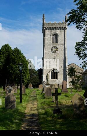 Chiesa di tutti i Santi nel villaggio di Saxton, North Yorkshire, Inghilterra UK Foto Stock