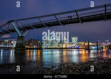 Millennium Bridge e la City of London di notte, City of London, London, England Foto Stock