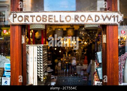 Portobello Road Market, Royal Borough of Kensington and Chelsea, Londra, Inghilterra Foto Stock