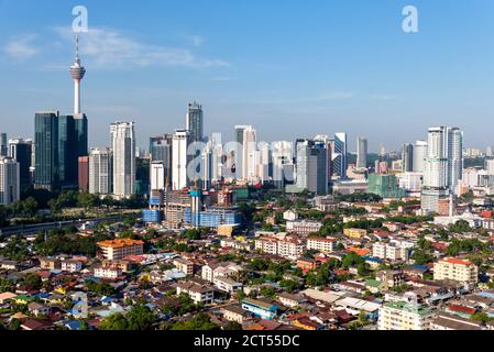 Skyline del quartiere tradizionale negli edifici finanziari di Kuala Lumpur, Malesia Foto Stock
